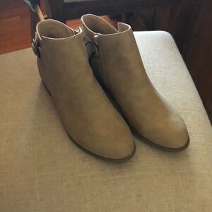 NWT Women's Tan Ankle Boots - Size 9 M